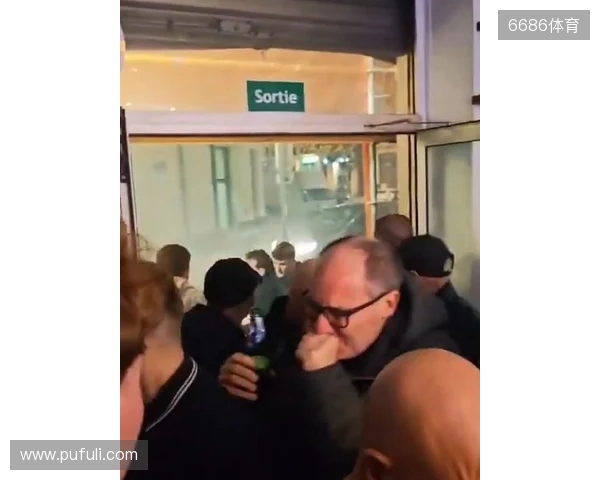 邮报:纽卡球迷在法国遇袭,被马赛球迷投掷催泪瓦斯